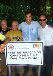 Arrumamos os materiais de construção e a comunidade reformou este importante espaço de lazer e de prática esportiva