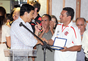 Prefeito Barbosa Neto homenageia time do Flamengo 