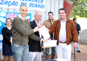 Prefeito anuncia reconstrução de escola na zona oeste