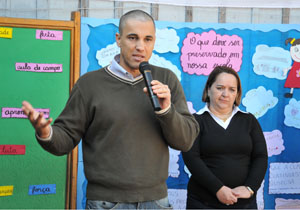 Prefeito anuncia reconstrução de escola na zona oeste