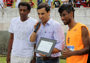 Prefeito faz homenagem a ex-jogador 