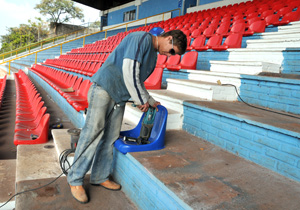 Instalação de novas cadeiras no Estadio do Café