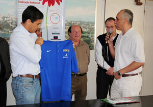 Presente na coletiva semanal, o técnico Ênio Vecchi, presenteou Barbosa Neto 