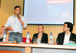O prefeito Barbosa Neto, que há tempos lutava para trazer Chalita a Londrina, agradeceu a presença do renomado educador