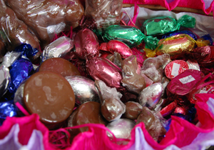 Pescados e produtos de chocolate tiveram seus preços pesquisados; órgão chama consumidores para fiscalizar e denunciar irregularidades