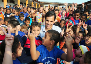 Crianças do projeto “Desafiando Gigantes” ganham tênis Crianças do projeto “Desafiando Gigantes” ganham tênis