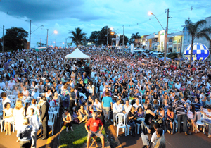 sete mil pessoas compareceram ao local para ver o acender das luzes da fonte e assistir ao show da Família Lima