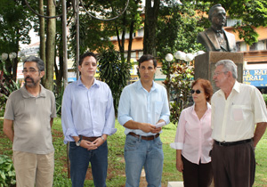 Busto de Getúlio Vargas é devolvido ao local de origem