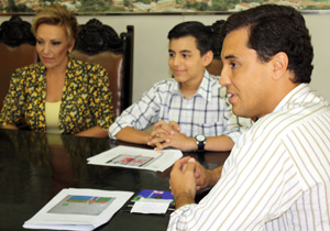 Estudante entrega projetos ao Prefeito