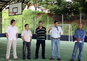 Barbosa Neto inaugura quadra poliesportiva no Parigot III