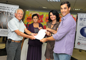 Quem compareceu ao evento pôde apreciar os quadros feitos pelas detentas do 4° Distrito e apresentações artísticas do Coral Sercomtel e Grupo Fanfarra APAE