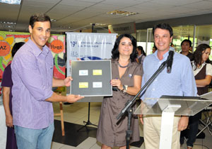 Quem compareceu ao evento pôde apreciar os quadros feitos pelas detentas do 4° Distrito e apresentações artísticas do Coral Sercomtel e Grupo Fanfarra APAE