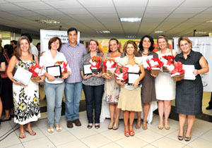 Quem compareceu ao evento pôde apreciar os quadros feitos pelas detentas do 4° Distrito e apresentações artísticas do Coral Sercomtel e Grupo Fanfarra APAE