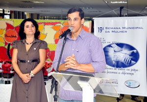 Quem compareceu ao evento pôde apreciar os quadros feitos pelas detentas do 4° Distrito e apresentações artísticas do Coral Sercomtel e Grupo Fanfarra APAE