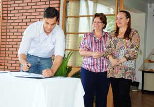 O termo foi assinado pelo prefeito de Londrina, Barbosa Neto, a secretária municipal de Agricultura e Abastecimento, Marisol Chiesa, e a reitora da UEL, Nádina Aparecida Moreno,
