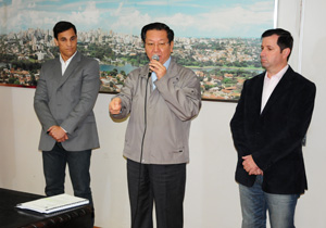 Kentaro Takahara discursa entre o Prefeito Barbosa Neto e Nivaldo Benvenho