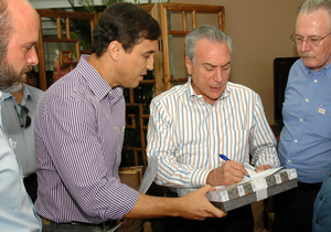 Barbosa Neto entregou ontem para o presidente em exercício, Michel Temer, que visitou Londrina, pela manhã, na Exposição Rural, ofício com as reivindicações