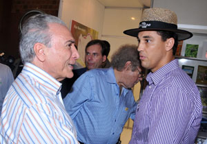 Barbosa Neto entregou ontem para o presidente em exercício, Michel Temer, que visitou Londrina, pela manhã, na Exposição Rural, ofício com as reivindicações