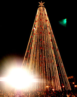   Em 2009, a árvore de natal londrinense foi eleita a terceira mais bonita do Brasil