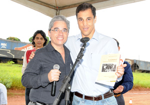Servidor municipal lança livro sobre a história de Londrina Servidor municipal lança livro sobre a história de Londrina