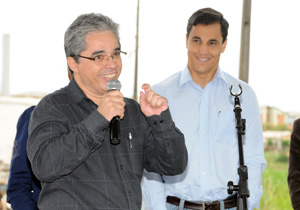 O pré-lançamento do livro aconteceu hoje (16), durante a coletiva semanal do prefeito Barbosa Neto. 