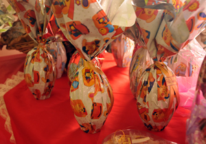 127 mulheres foram atendidas pela ação que objetivou possibilitar uma geração de renda alternativa; 28 delas foram selecionadas para atender encomenda feita pela Sercomtel