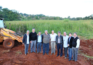 Prefeito visita obra de execução de espelho d’ água