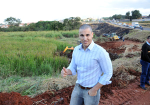 Prefeito visita obra de execução de espelho d’ água