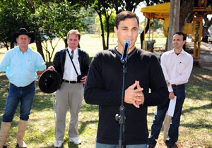 Prefeito entrega recapeamento da duque de caxias Prefeito entrega recapeamento da duque de caxias