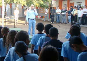 Em mais uma edição do programa “Prefeitura nos Bairros”, Barbosa Neto realizou 104 atendimentos na Escola Municipal Atanázio Leonel 