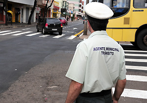 Agentes da CMTU fiscalizam nova faixa de ônibus na Duque de Caxias