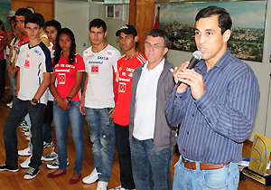 Grupo de atletas compareceu ao gabinete para receber os parabéns 