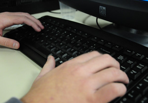 Conhecimentos de Linux, BR Office e cursar uma graduação são requisitos para os candidatos