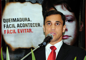 Prefeito é homenageado pela luta em prevenção a queimaduras 