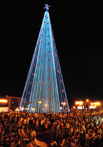 árvore de natal com 52 metros de altura 