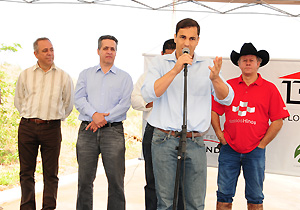 Barbosa entrega casas 