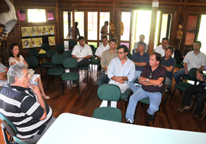 Reunião foi realizada com indústrias de região sul para resolver o excesso de mau cheiro. Empresas têm até dia 31 para apresentar estudo de impacto ambiental 