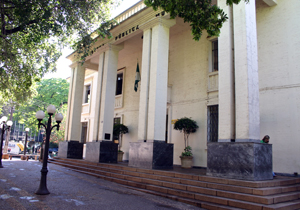 Trabalhos dos alunos da rede municipal de ensino estarão expostos até dia 31; Câmara, Prefeitura e Secretaria de Educação também expõe os trabalhos