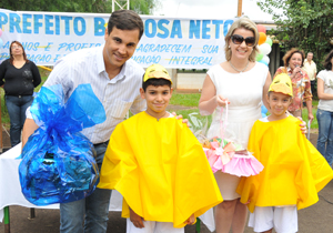 Crianças fizeram apresentações e receberam com presentes o prefeito Barbosa Neto e a secretária de Educação, Karin Sabec