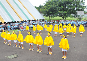 Crianças fizeram apresentações e receberam com presentes o prefeito Barbosa Neto e a secretária de Educação, Karin Sabec