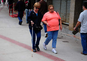 a calçada ideal oferece condições para um caminhar seguro e confortável