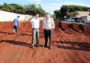 Prefeito observa obra