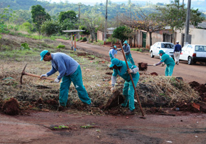 Operários realizam capina em bairros da cidade 
