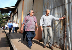 Prefeito e secretários visitam barracão recebido da União  Barbosa Neto começou a discutir com os secretários as formas de utilização do barracão de 28.500 mil metros quadrados, que fica no Cilo III, na região oeste   O prefeito Barbosa Neto começou hoje a dar uma definição ao barracão de  28.500 mil metros quadrados, na região do Cilo II, região oeste, recebido da União. No período da tarde, visitou, em companhia do secretariado municipal, as instalações do local, para ver a melhor forma de aproveitamento.   “É uma área nobre. Não há em Londrina espaço coberto com este tamanho”, afirmou. “Podemos aproveitar para a educação em tempo integral; para uma estação de trabalho, escritórios, enfim, são várias alternativas que precisamos discutir com os secretários para uma melhor utilização”, defendeu o prefeito.   O imóvel que pertencia ao antigo Instituto Brasileiro do Café (IBC), situado atrás da Companhia Cacique de Café Solúvel, contém casa e escritório e totaliza 60 mil metros quadrados. A assinatura do termo de doação foi realizada na última quarta-feira (dia 18), pelo prefeito Barbosa Neto e pelo gerente Regional do Patrimônio da União no Estado do Paraná, Dinarte Antonio Vaz, órgão ligado ao Ministério do Planejamento.  (Londrina, 24 de maio de 2011)   Núcleo de Comunicação – PML  Da Redação