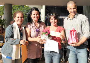 Prefeito premia ganhadoras do concurso fotográfico