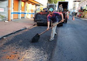 Asfaltador  realizando obra de recape