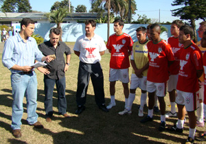 Prefeito entrega prâmio aos jogadores da Portuguesa Londrinense