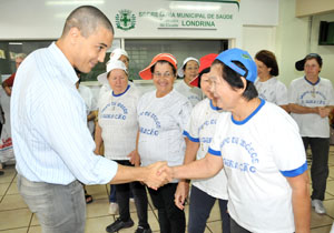 Barbosa Neto com idosos presentes