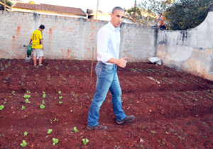 Barbosa Neto inaugura horta comunitária no jardim Paulista