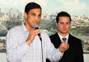 Prefeito Barbosa Neto anunciou a vida da empresa Prefeito Barbosa Neto anunciou a vida da empresa